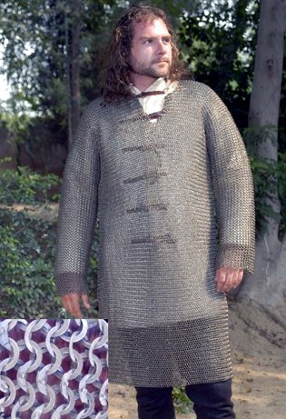 Hauberk – Kettenhemd, knielang langärmelig, Flachringe 9mm, halb vernietet (Keilnieten)