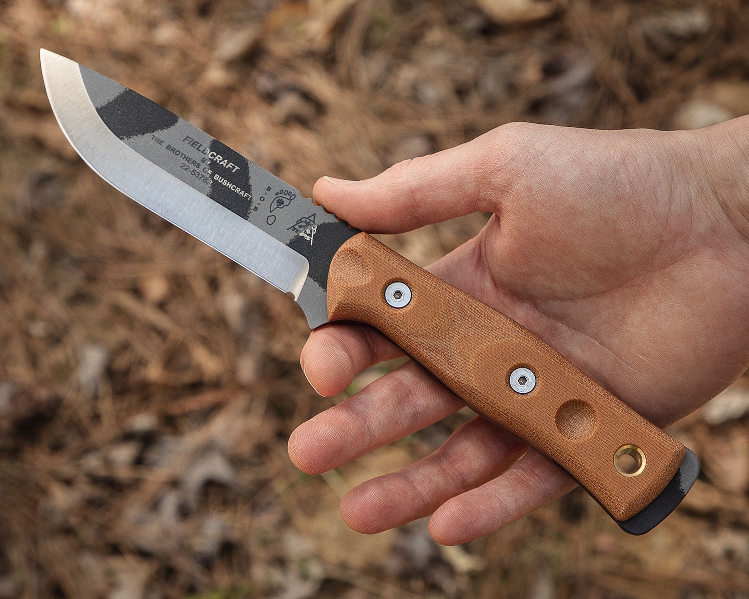 BOB Fieldcraft Knife, 1095 Camo Coated Drop Point, Griffe aus braunem Micarta, schwarze Kydex-Scheide